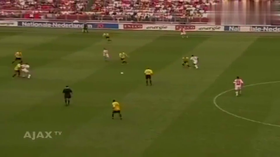 亚眠中场大师级调度,精准直塞撕裂对手防线