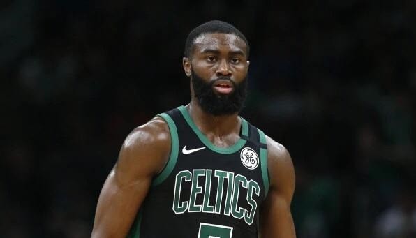  杰伦布朗强硬突破造杀伤绿军末节逆转终结活塞